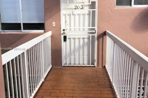 Condominio en Hialeah, Florida, 2 dormitorios  № 1999857