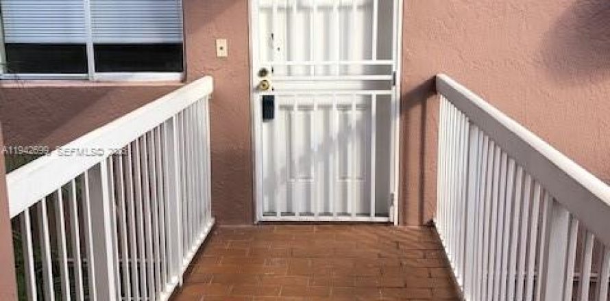 Condominio en Hialeah, Florida, 2 dormitorios  № 1999857