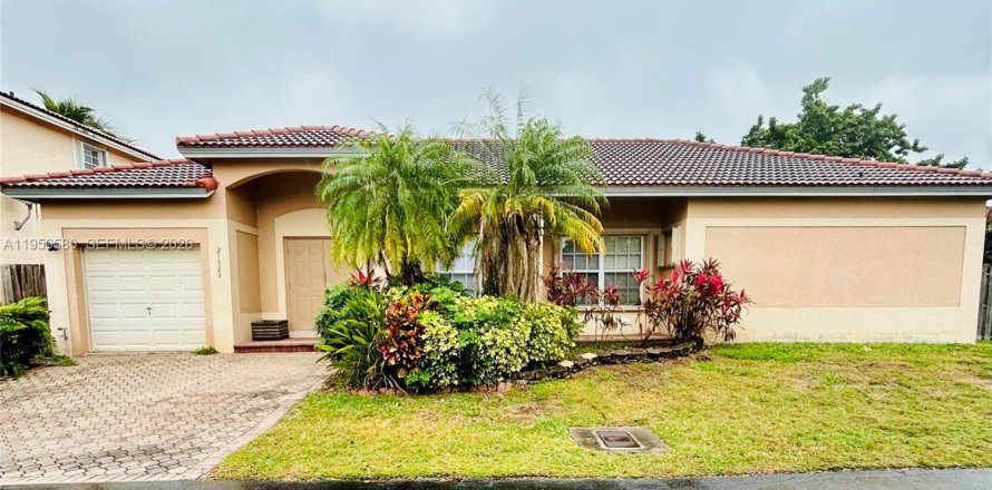 Casa en Cutler Bay, Florida 4 dormitorios, 145.02 m2 № 2010609