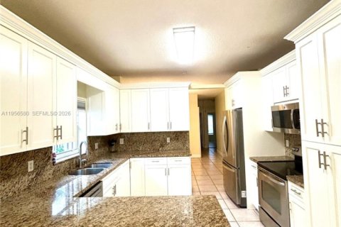 Casa en alquiler en Cutler Bay, Florida, 4 dormitorios, 145.02 m2 № 2010609 - foto 2