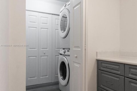 Copropriété à vendre à Miami, Floride: 2 chambres, 100.61 m2 № 1976739 - photo 11