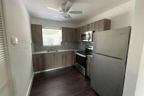 Apartamento en alquiler en Miami, Florida, 2 dormitorios № 2052368 - foto 2