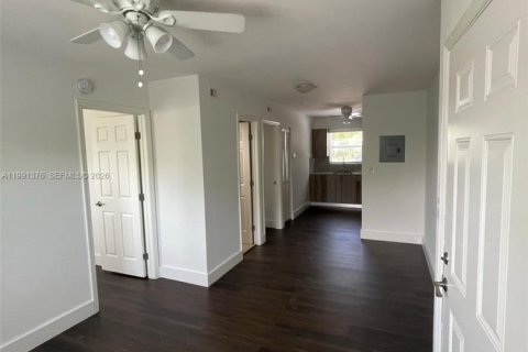 Apartamento en alquiler en Miami, Florida, 2 dormitorios № 2052368 - foto 4