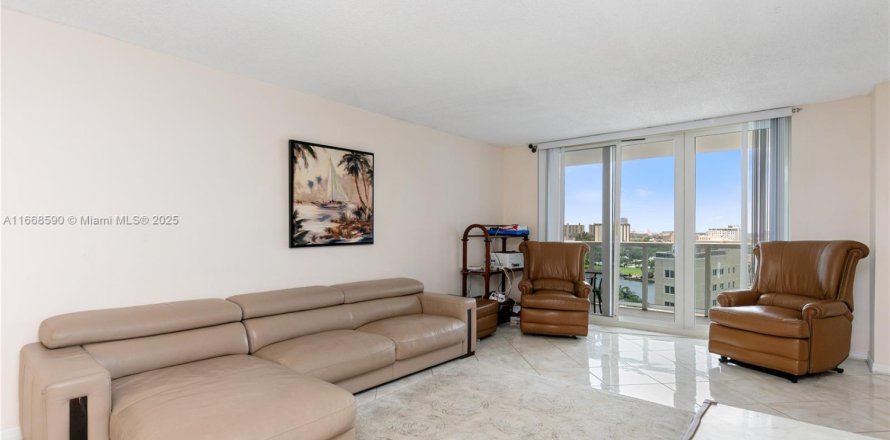 Кондоминиум с 2 спальнями в Холливуд, Флорида № 1936392