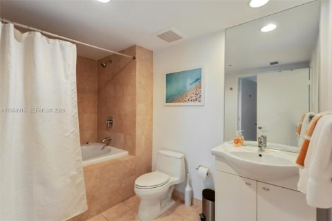 Condo in Hallandale Beach, Florida, 2 bedrooms  № 2053083 - photo 19