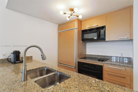 Condo in Hallandale Beach, Florida, 2 bedrooms  № 2053083 - photo 12