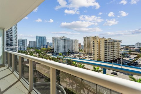 Condo in Hallandale Beach, Florida, 2 bedrooms  № 2053083