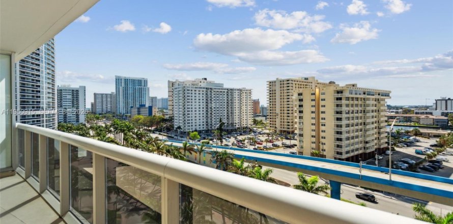 Condo in Hallandale Beach, Florida, 2 bedrooms  № 2053083
