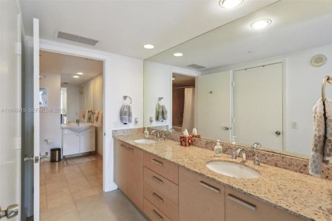 Condo in Hallandale Beach, Florida, 2 bedrooms  № 2053083 - photo 17