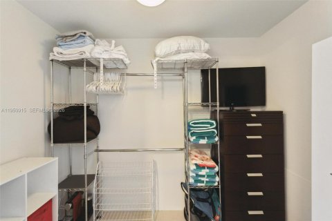 Condo in Hallandale Beach, Florida, 2 bedrooms  № 2053083 - photo 16