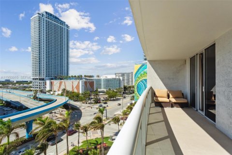 Condo in Hallandale Beach, Florida, 2 bedrooms  № 2053083 - photo 20