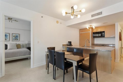 Condo in Hallandale Beach, Florida, 2 bedrooms  № 2053083 - photo 9