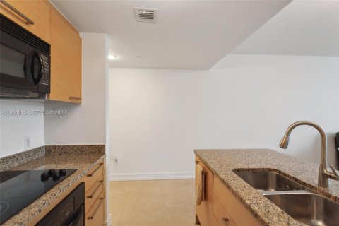 Condo in Hallandale Beach, Florida, 2 bedrooms  № 2053083 - photo 11