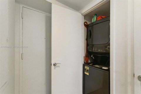 Condo in Hallandale Beach, Florida, 2 bedrooms  № 2053083 - photo 23