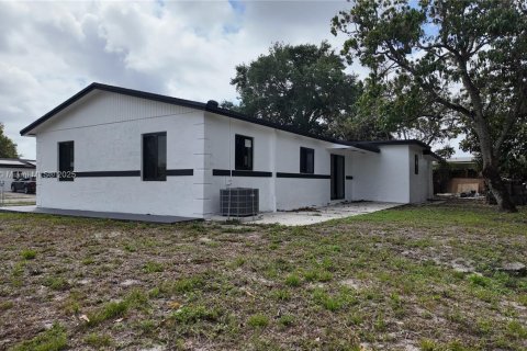 House in Miami Gardens, Florida 3 bedrooms, 123.93 sq.m. № 1865265 - photo 19