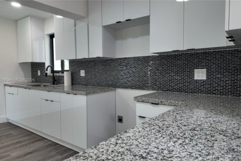House in Miami Gardens, Florida 3 bedrooms, 123.93 sq.m. № 1865265 - photo 7