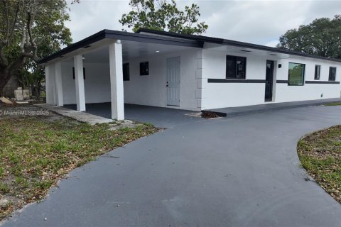 House in Miami Gardens, Florida 3 bedrooms, 123.93 sq.m. № 1865265 - photo 17