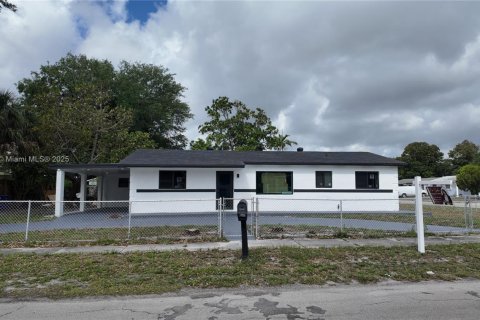 House in Miami Gardens, Florida 3 bedrooms, 123.93 sq.m. № 1865265 - photo 2