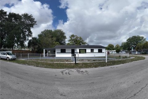 House in Miami Gardens, Florida 3 bedrooms, 123.93 sq.m. № 1865265 - photo 3