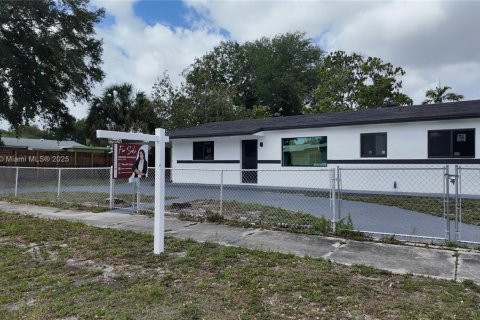 House in Miami Gardens, Florida 3 bedrooms, 123.93 sq.m. № 1865265 - photo 1