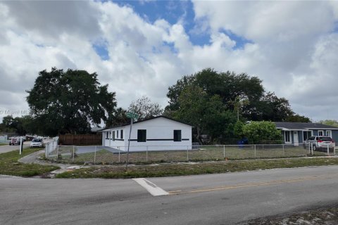 House in Miami Gardens, Florida 3 bedrooms, 123.93 sq.m. № 1865265 - photo 4