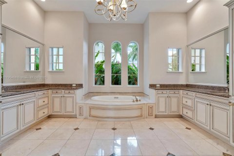 House in North Palm Beach, Florida 5 bedrooms, 428.37 sq.m. № 2069089 - photo 20