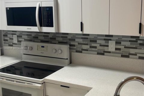 Снять в аренду виллу или дом в Хомстед, Флорида 2 спальни, 99.31м2, № 1992300 - фото 3