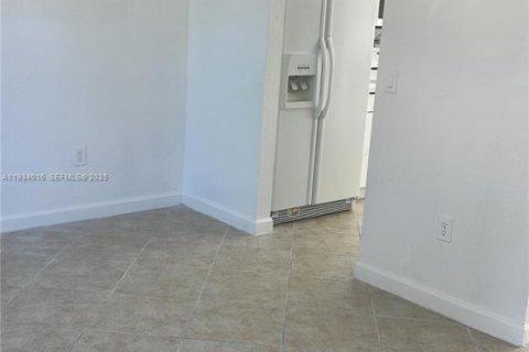 Снять в аренду виллу или дом в Хомстед, Флорида 2 спальни, 99.31м2, № 1992300 - фото 8