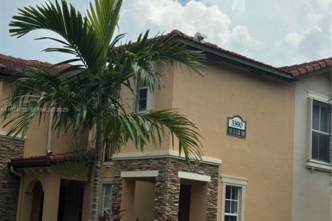 Снять в аренду виллу или дом в Хомстед, Флорида 2 спальни, 99.31м2, № 1992300 - фото 2