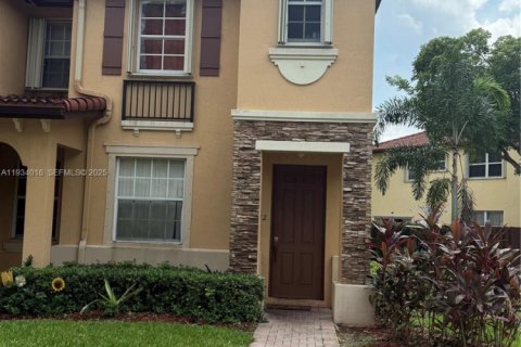 Снять в аренду виллу или дом в Хомстед, Флорида 2 спальни, 99.31м2, № 1992300 - фото 1