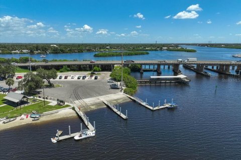 Купить виллу или дом в Ривервью, Флорида 8 комнат, 223.62м2, № 2314894 - фото 2