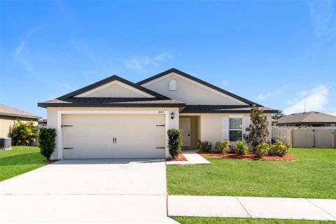 House in Dundee, Florida 3 bedrooms, 145.21 sq.m. № 2351892