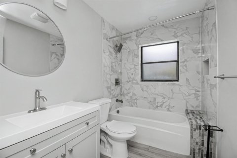 House in Boca Raton, Florida 3 bedrooms, 167.5 sq.m. № 2176775 - photo 21