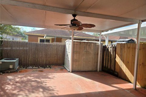 Townhouse in Homestead, Florida 4 bedrooms, 150.32 sq.m. № 1997343 - photo 12