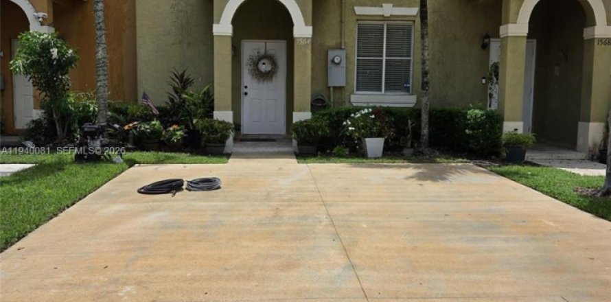 Townhouse in Homestead, Florida 4 bedrooms, 150.32 sq.m. № 1997343