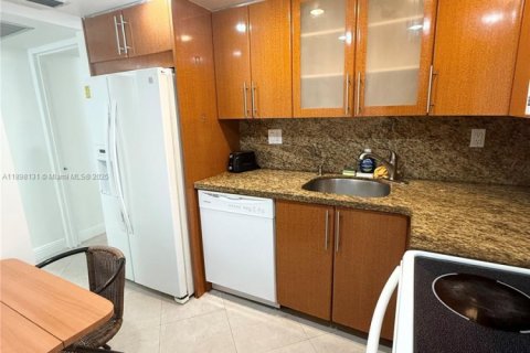 Снять в аренду кондоминиум в Санни-Айлс-Бич, Флорида 1 спальня, 67.35м2, № 1950973 - фото 6