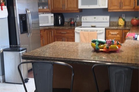 Townhouse in Homestead, Florida 3 bedrooms, 138.24 sq.m. № 1852241 - photo 12