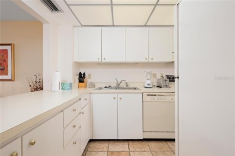 Condo in Longboat Key, Florida, 2 bedrooms  № 251576 - photo 9
