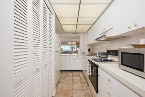 Condo in Longboat Key, Florida, 2 bedrooms  № 251576 - photo 11