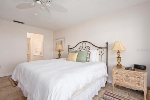 Condo in Longboat Key, Florida, 2 bedrooms  № 251576 - photo 15