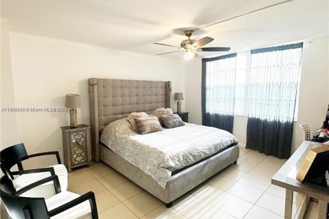 Condo in Aventura, Florida, 2 bedrooms № 1962653 - photo 1