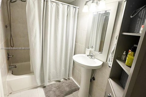 Condo in Aventura, Florida, 2 bedrooms № 1962653 - photo 10