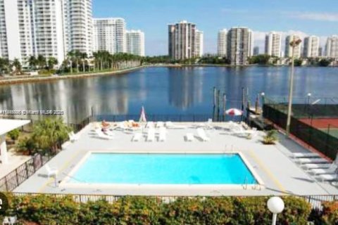 Condo in Aventura, Florida, 2 bedrooms № 1962653 - photo 12