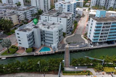 Condo in Miami Beach, Florida, 1 bedroom  № 2087067 - photo 14