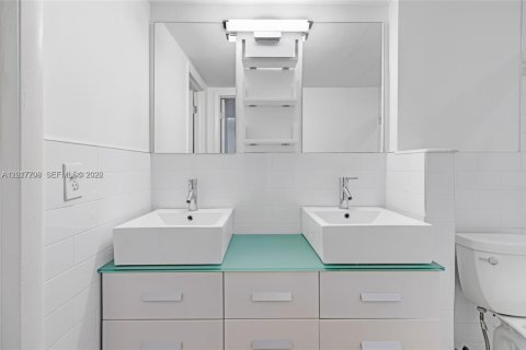 Condo in Miami Beach, Florida, 1 bedroom  № 2087067 - photo 10