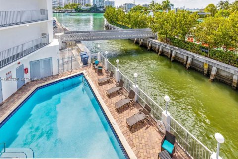 Condo in Miami Beach, Florida, 1 bedroom  № 2087067 - photo 12