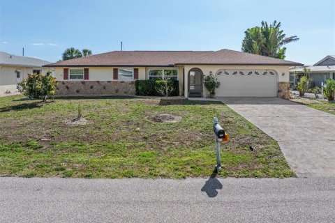 Villa ou maison à Port Charlotte, Floride 3 chambres, 138.42 m2 № 2361589