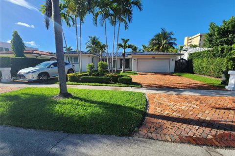 Villa ou maison à vendre à North Miami, Floride: 4 chambres, 169.55 m2 № 1847769 - photo 1