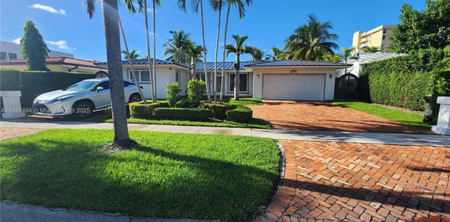 House in North Miami, Florida 4 bedrooms, 169.55 sq.m. № 1847769
