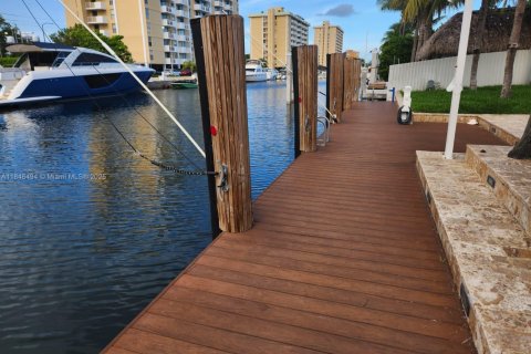 Villa ou maison à vendre à North Miami, Floride: 4 chambres, 169.55 m2 № 1847769 - photo 2
